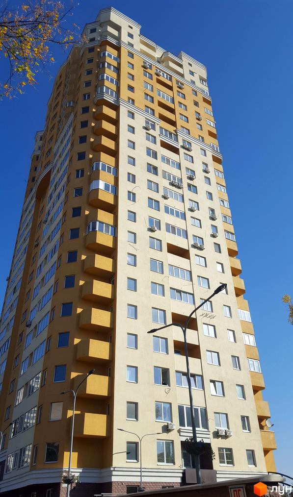 Висотна будівля ЖК Solo Park з великою кількістю вікон та балконів. Яскраве сонце та блакитне небо роблять зображення привабливим.