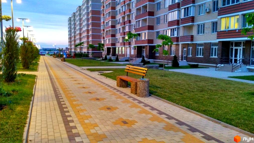 Новобудова ЖК Цветной бульвар в Черноморск. Красивая придомовая территория с пешеходными дорожками и скамейками.