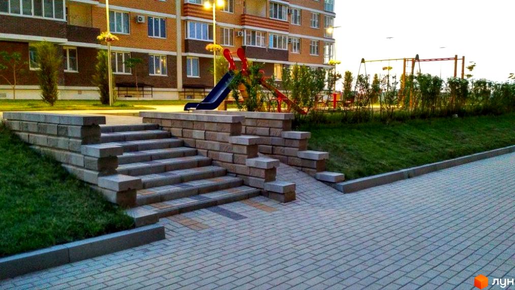 Житловий комплекс Цветной бульвар (Чорноморськ) - фасади цегляних будинків та облаштований двір зі сходами, дитячим майданчиком та зеленою зоною. Огляд території новобудови.