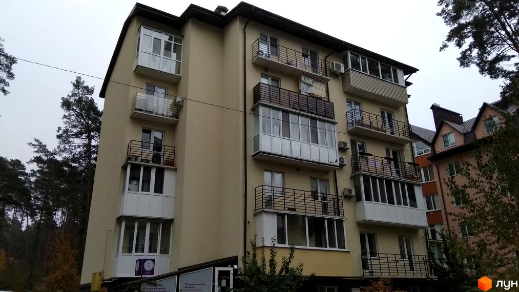 Клубний будинок „10-а лінія“ – це багатоповерхова новобудова з балконами та заскленими лоджіями. Будинок розташований серед дерев.