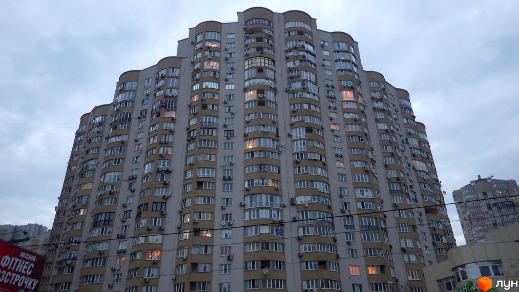 Житловий комплекс на вул. Дніпровська набережна, 19, 19а, 19в, 23, 25 з сучасним фасадом та прибудинковою територією.