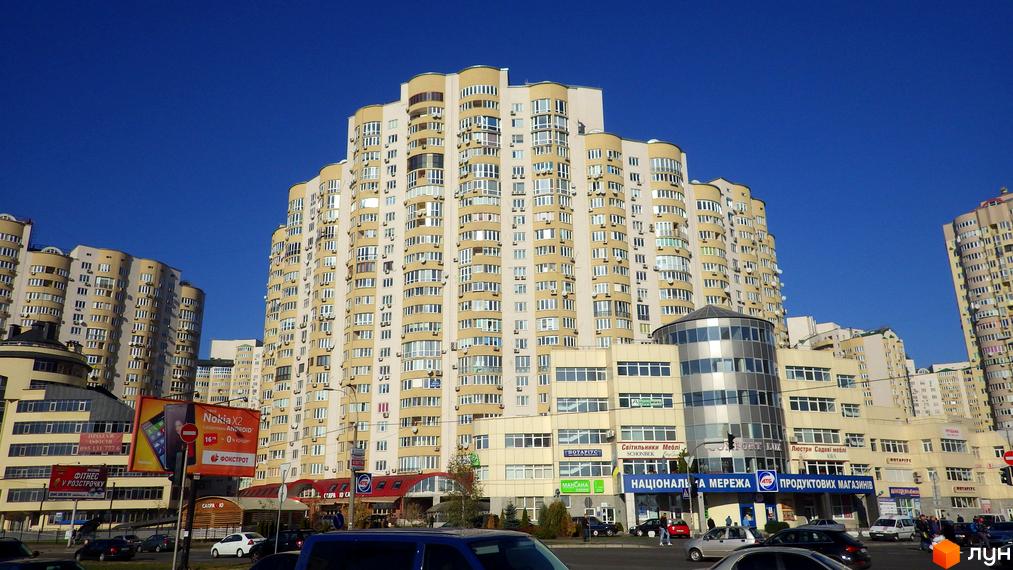 Житловий комплекс на вул. Дніпровська набережна, 19, 19а, 19в, 23, 25 з сучасними фасадами та прибудинковою територією.