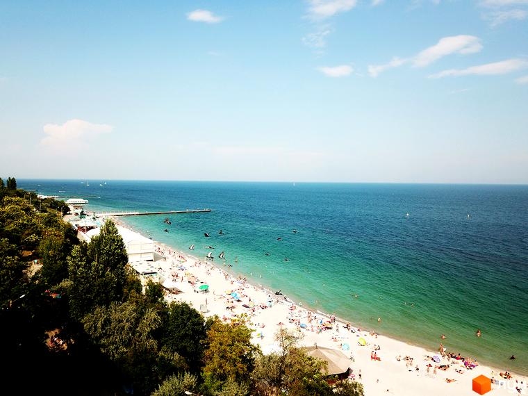 Вид на пляж та море з висоти пташиного польоту. ЖК MAGNÍT. Будинок на Фонтані розташований біля моря, пропонуючи чудові краєвиди.