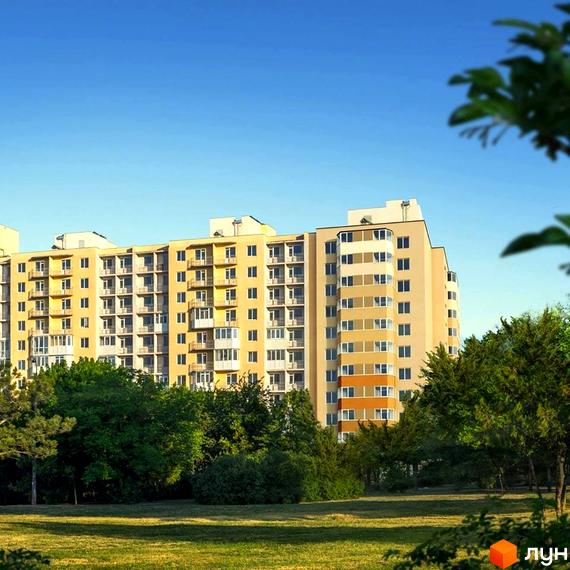 Житловий комплекс Олімп - багатоповерховий будинок жовтого кольору з балконами, оточений зеленою зоною з деревами та газоном.