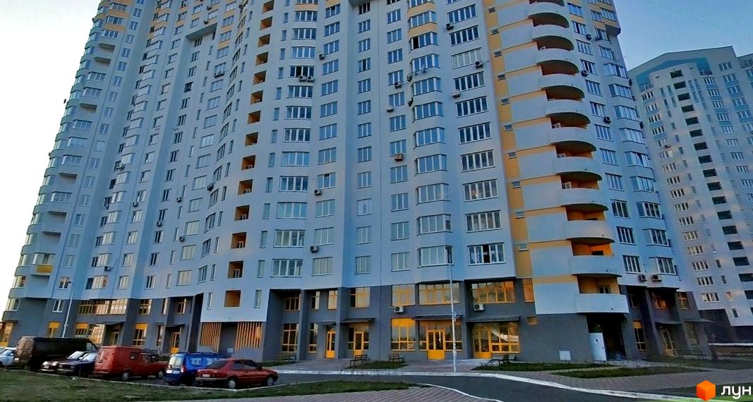 Житловий комплекс вул. Гмирі, 6, з фасадом, великими вікнами та прибудинковою територією з паркувальними місцями.
