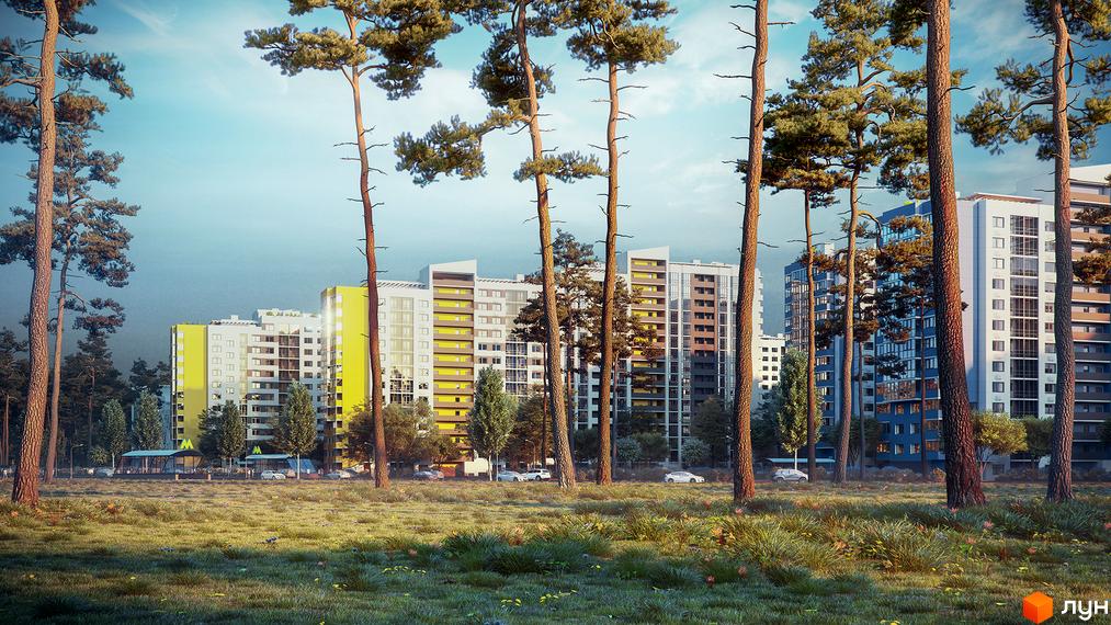 Житловий комплекс Чарівне Місто: багатоповерхові будинки з яскравими жовтими та синіми фасадами, розташовані серед високих сосен. Навколо зелена галявина з травою та квітами, що створює затишну атмосферу.