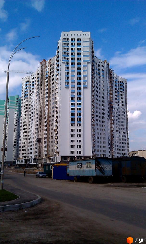 Житловий комплекс на вул. Єлизавети Чавдар з сучасними фасадами та прибудинковою територією, що активно облаштовується.