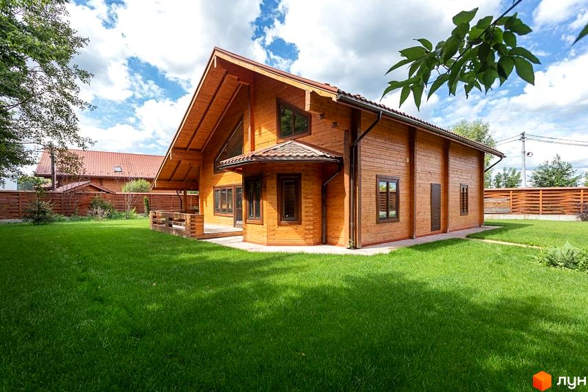 Котеджне містечко Summerville: двоповерховий дерев'яний будинок з терасою та доглянутим газоном. Просторий двір з зеленим газоном та огорожею.