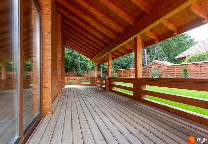 Котеджне містечко Summerville: дерев'яна тераса з навісом та огородженою галявиною. Зовнішній вигляд будинку та прибудинкова територія.