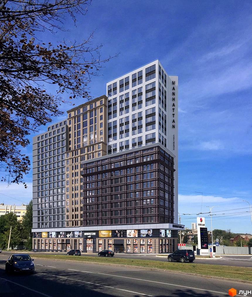 Житловий комплекс Мангеттен - це сучасна новобудова з фасадами з темної цегли та білих панелей, розташована біля дороги з автомобілями.