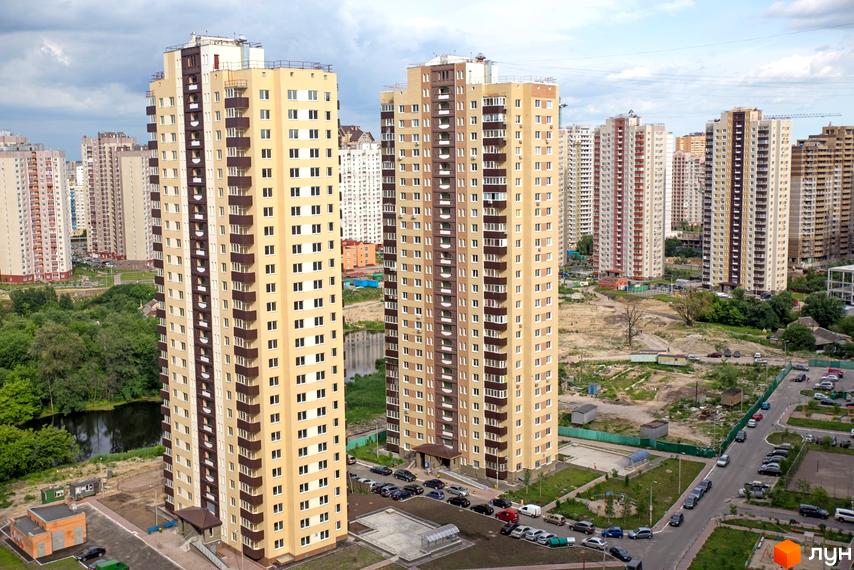 Житловий комплекс на вул. Урлівська, висотні будинки з балконами та облаштована прибудинкова територія.