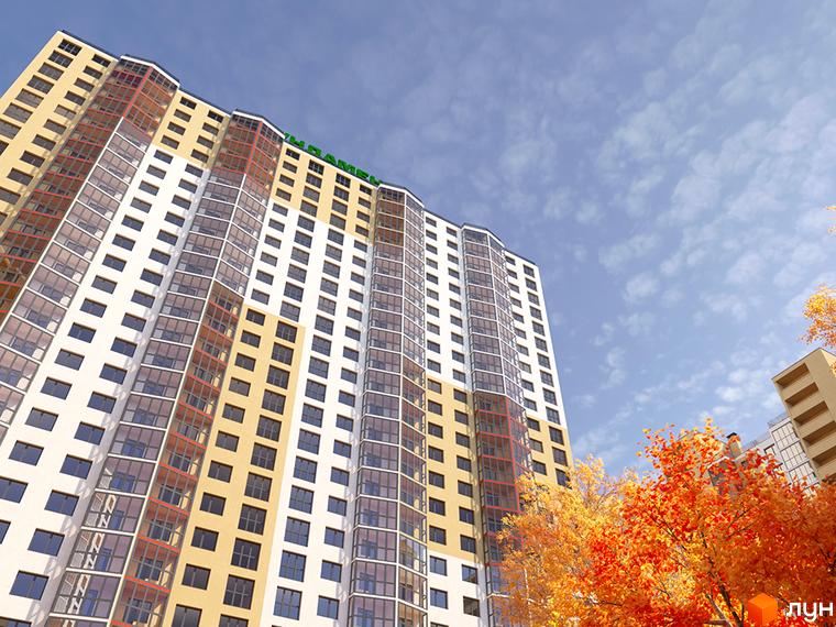 Новобудова Привітний квартал: багатоповерховий будинок світлого кольору з великими вікнами та балконами на фоні осінніх дерев та блакитного неба.