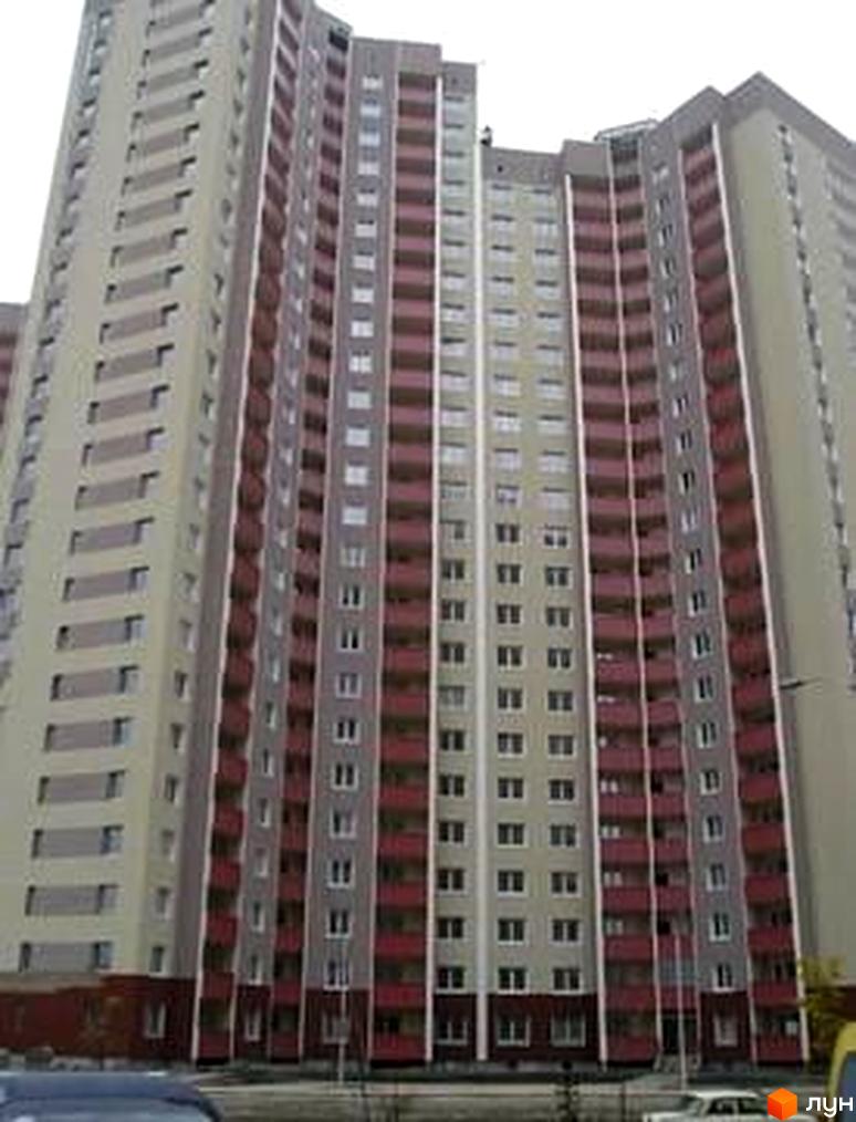 Житловий комплекс на проспекті Правди, 5. Високий будинок з балконами та прибудинковою територією.