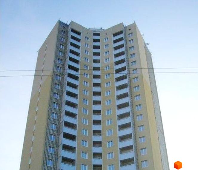 Вид на житловий комплекс просп. Правди, 5 з висоти, фасад з балконами та великими вікнами. Прибудинкова територія з зеленими насадженнями.