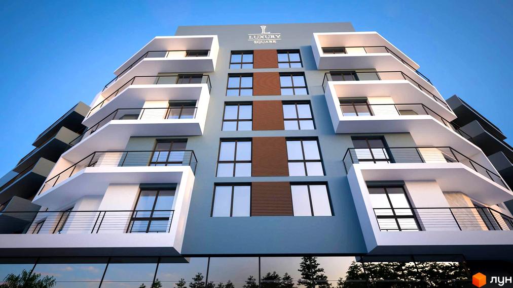 Новобудова Luxury Square з виступаючими балконами та панорамними вікнами на фоні блакитного неба. Будівельний проєкт має сучасний дизайн фасаду.