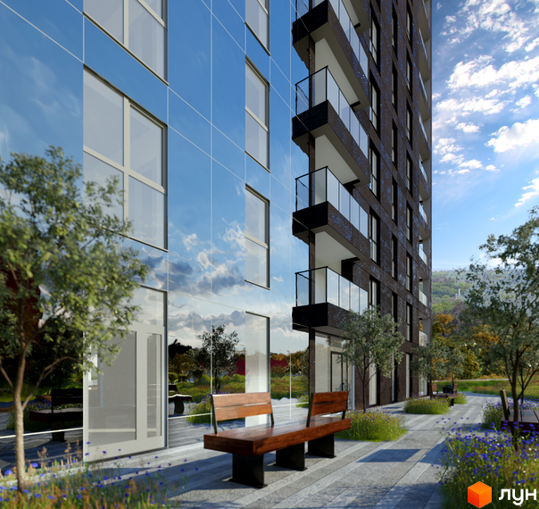 Новобудова Silver Flow з дзеркальним та темним фасадами, балконами з прозорими огорожами. Прибудинкова територія з лавками, деревами та квітами.