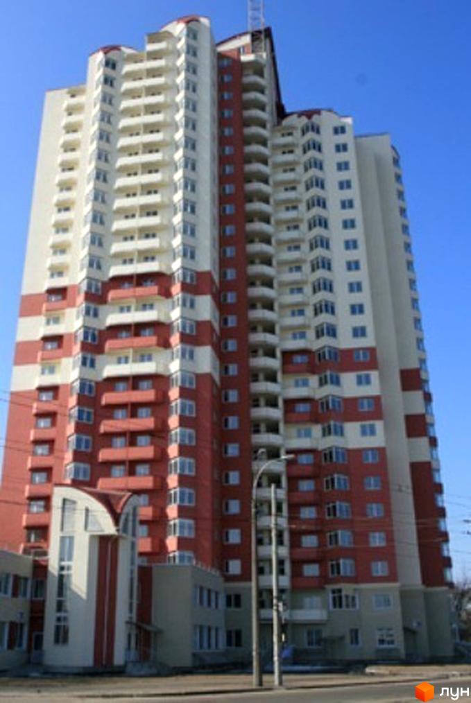 Житловий комплекс Санаторний з висотними будинками червоного і білого кольору. Прибудинкова територія з тротуарами та зеленими насадженнями.