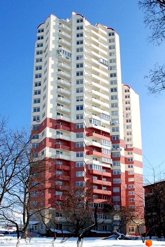 Житловий комплекс Санаторний з висотним будинком, оформленим у світлих тонах, та прибудинковою територією з деревами.