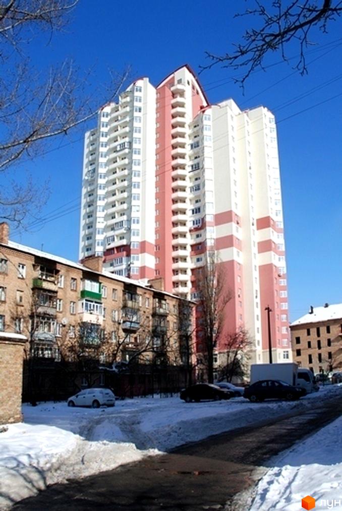 Житловий комплекс Санаторний з висотним будинком та прибудинковою територією, засніжена вулиця з автомобілями.