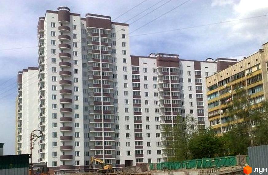 Житловий комплекс Харківське шосе, 58б, з сучасною архітектурою та прибудинковою територією. Вид на будинок з балконами та зеленими насадженнями.