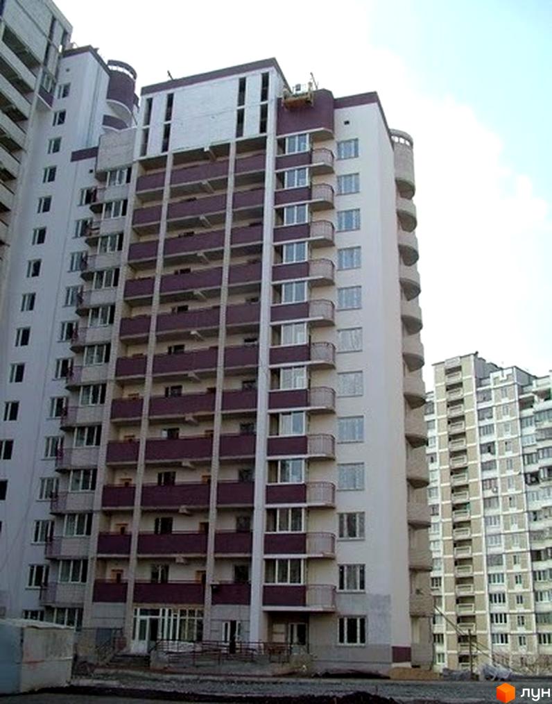 Житловий комплекс Харківське шосе, 58б – багатоповерховий будинок світлого кольору з темно-фіолетовими балконами. Прибудинкова територія на етапі облаштування.