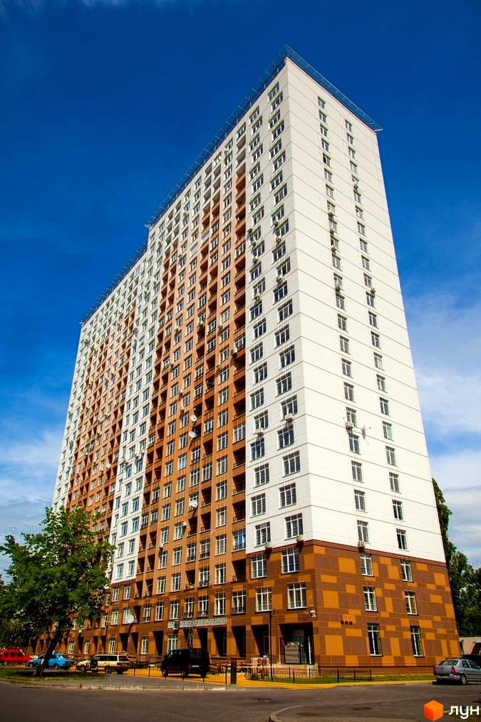 Житловий комплекс на вул. Ованеса Туманяна, 3, з багатоповерховою будівлею та прибудинковою територією з зеленими насадженнями.