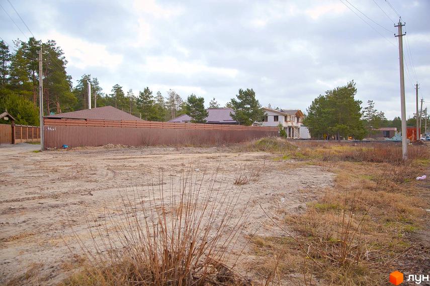 Зображення Котеджного містечка Лісова Пристань. На фото видно недобудований будинок та прибудинкову територію.