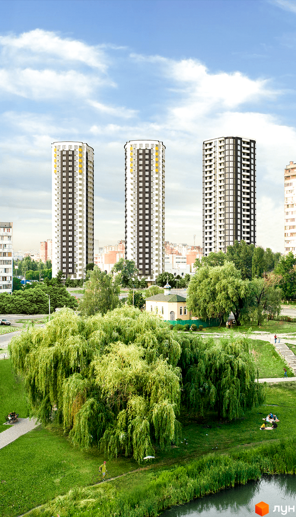 Житловий комплекс Райдужний: три висотні будинки з біло-сірими фасадами та жовтими акцентами. Навколо зелена зона з деревами, водойма та люди, що відпочивають.