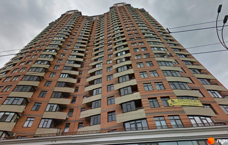 Житловий комплекс на бул. Лесі Українки, 7а, з сучасним фасадом та балконами. Прибудинкова територія з озелененням та зручними пішохідними доріжками.