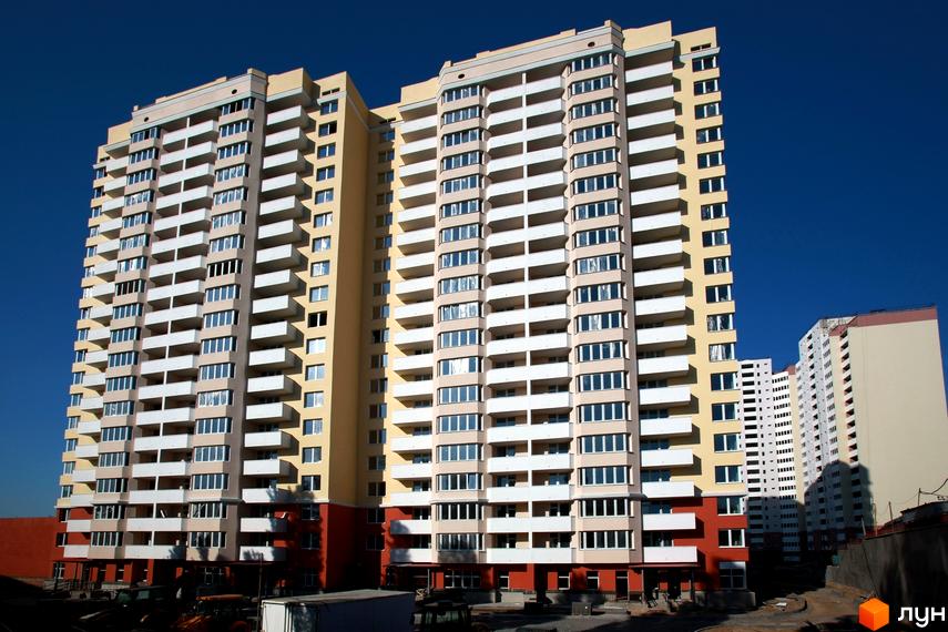 Житловий комплекс на вул. Белицька, 20, з багатоповерховими будинками та прибудинковою територією.