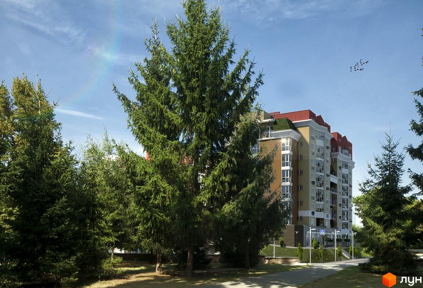 Житловий комплекс Козацький: багатоповерхівка з бежевим фасадом та червоним дахом. Оточена хвойними деревами та зеленню.