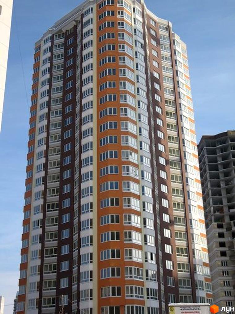 Житловий комплекс на вул. Урлівська, будинок з кольоровою фасадною обробкою та великими вікнами, прибудинкова територія з зеленими насадженнями.