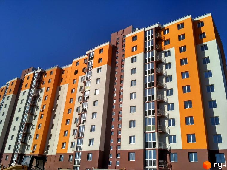 Зовнішній вигляд багатоповерхового будинку житлового комплексу