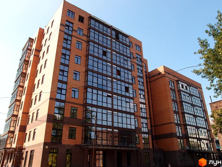 Житловий комплекс Palladio: цегляні новобудови з великою кількістю вікон та скляними балконами. Архітектура будівлі виконана в сучасному стилі.