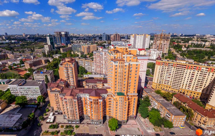 Житловий комплекс Златоуст з висоти, сучасні будівлі оточені зеленими насадженнями та прибудинковою територією.