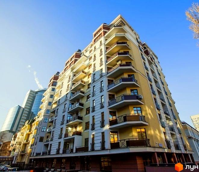 Житловий комплекс ARCH House з сучасними балконами та фасадом. Прибудинкова територія з зеленими насадженнями та парковкою.