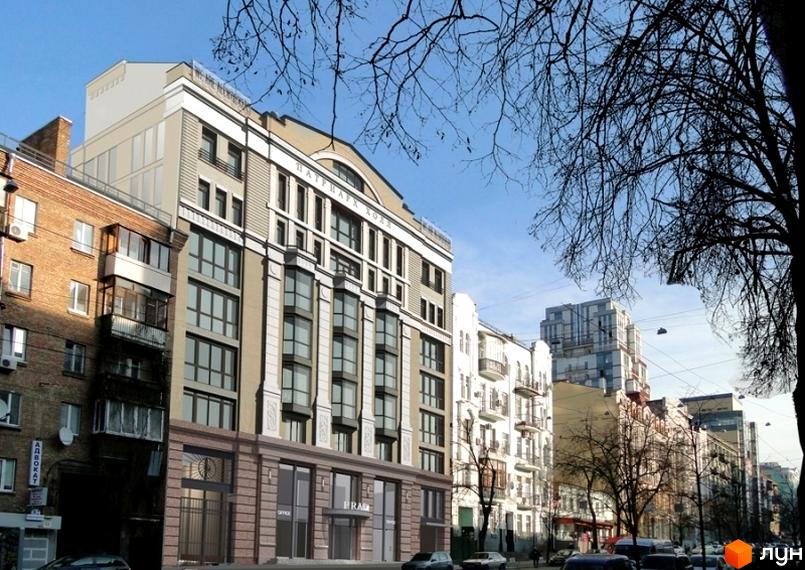 Клубний будинок „Патріарх Холл“ з фасадом у світлих тонах. На першому поверсі розташовані комерційні приміщення. Поряд з будинком ростуть дерева, видно частину міської вулиці.