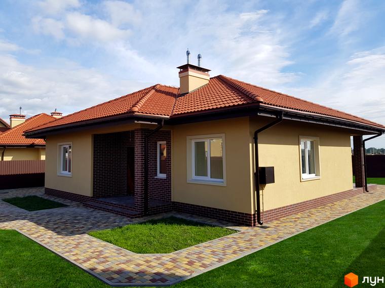 Котеджне містечко Сонячний: одноповерховий будинок з червоною черепичною покрівлею та цегляними елементами. Прибудинкова територія з доріжками та газоном.