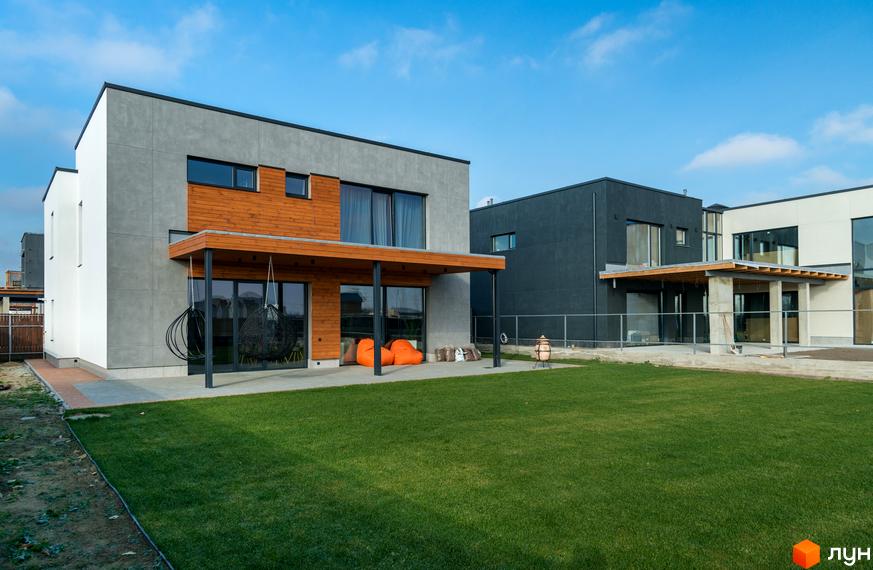 Котеджне містечко На Щасливій: фасади будинків з дерева та бетону, зелений газон та зони відпочинку. Сучасна архітектура та комфортна прибудинкова територія.