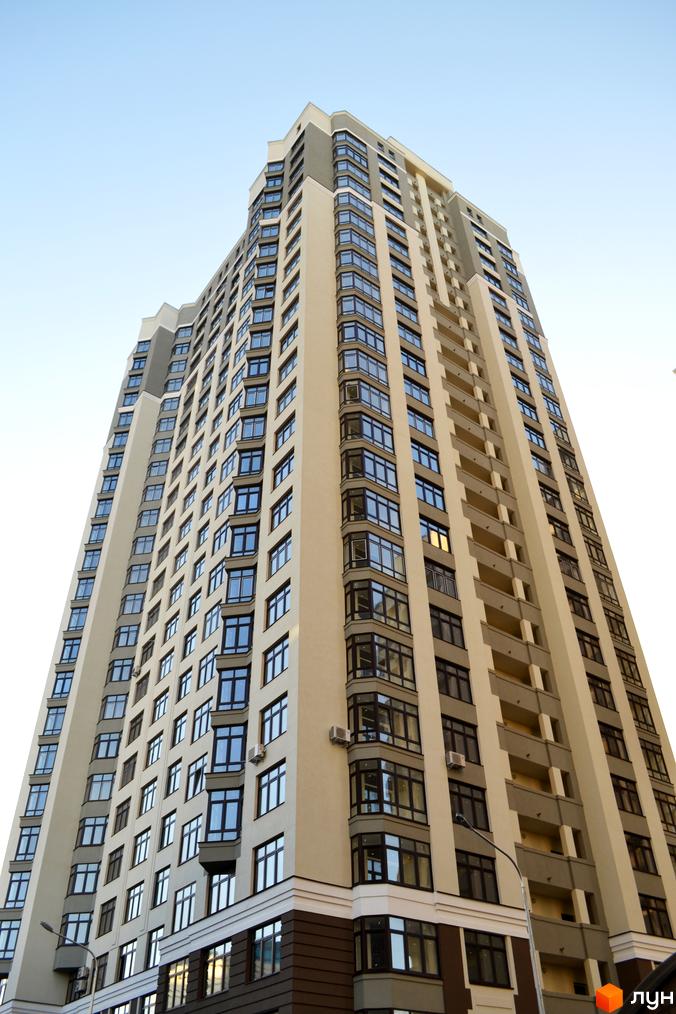 Зовнішній вигляд висотної новобудови Зелений острів-2 з численними вікнами та балконами. Прибудинкова територія не видно.