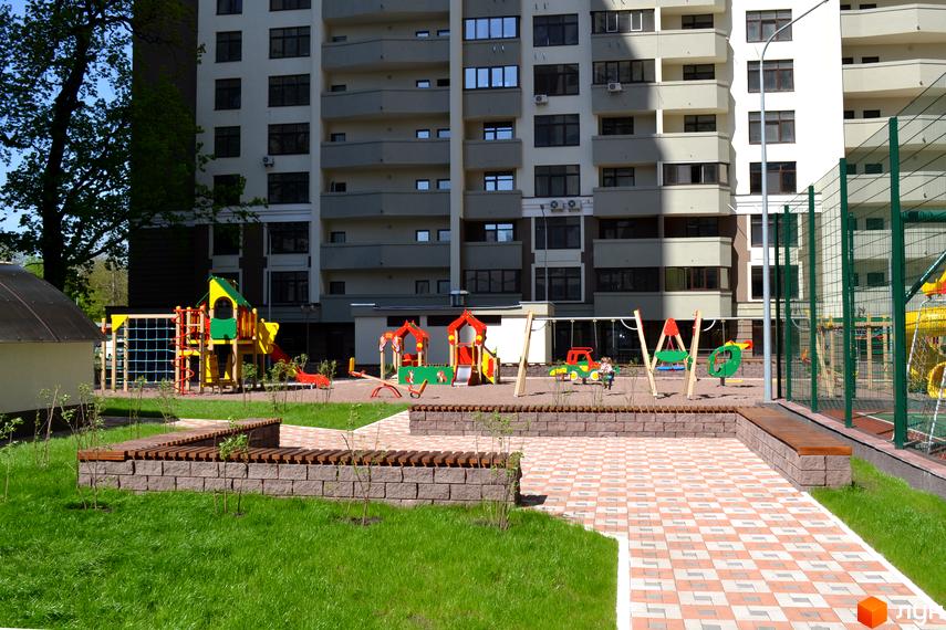 Новобудова Зелений острів-2 з дитячим майданчиком та зонами відпочинку. Сучасний житловий комплекс з упорядкованою прибудинковою територією.