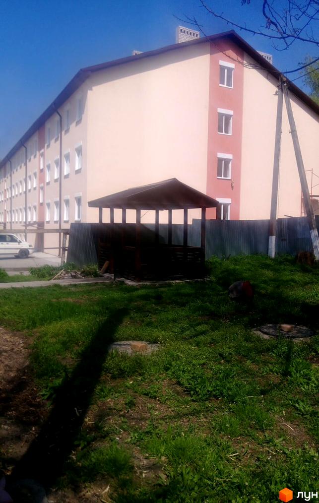 Будинок на Петровського - це житловий комплекс з багатоповерховими будинками та прибудинковою територією з альтанкою та зеленою зоною.