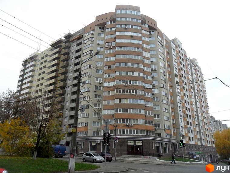 Зображення багатоповерхового житлового будинку на вул. Волинська / вул. Смілянська. Вигляд фасаду та частини прилеглої території.