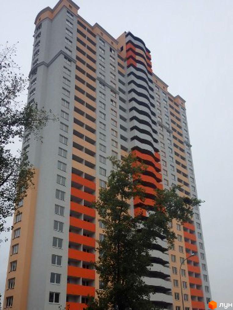 Зображення багатоповерхового будинку на вулиці Юрія Поправки, 14. Вигляд фасаду та частини прибудинкової території.