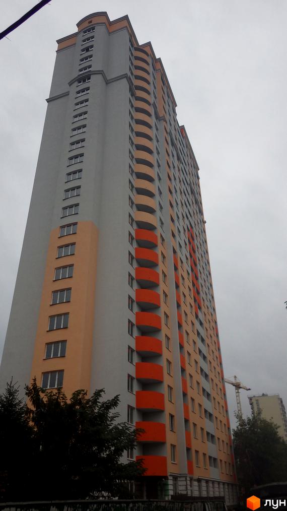 Зображення висотного будинку за адресою вул. Юрія Поправки (Миколи Лебедєва), 14. Багатоповерхівка з балконами та великою кількістю вікон.