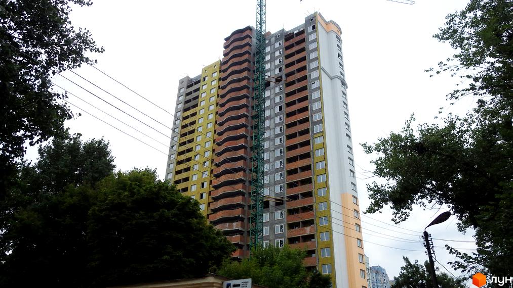 Зображення будинку на вулиці Юрія Поправки, 14. Вигляд новобудови та прилеглої території.