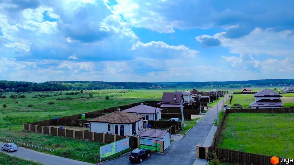Котеджне містечко Михайлівський хутір: оглядовий вид на приватні будинки з коричневими дахами та огородженими ділянками. Зелена територія навколо новобудов.