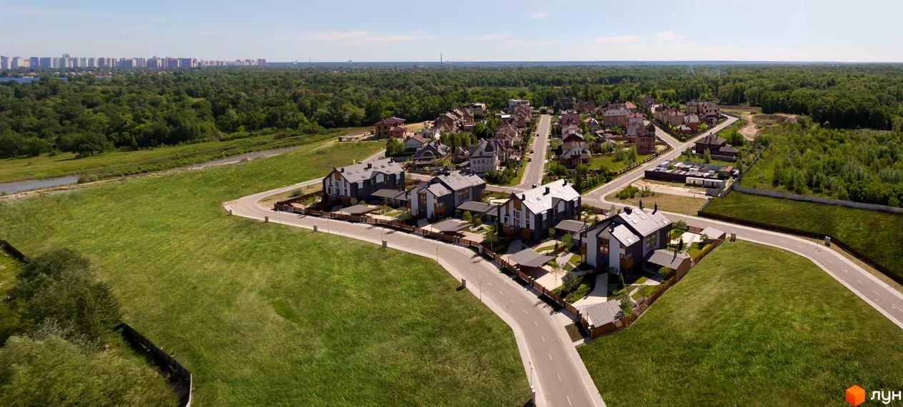 Житловий комплекс QDRO - террасний будинок з сучасним дизайном, розташований на зеленій території з доріжками та парком.