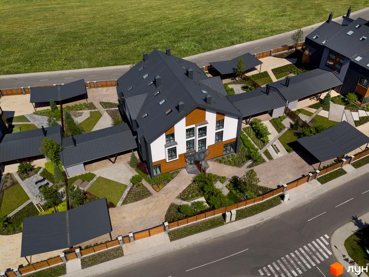 Зображення житлового комплексу з терасованими будинками. На території комплексу розташовані доріжки, газони та паркувальні місця.