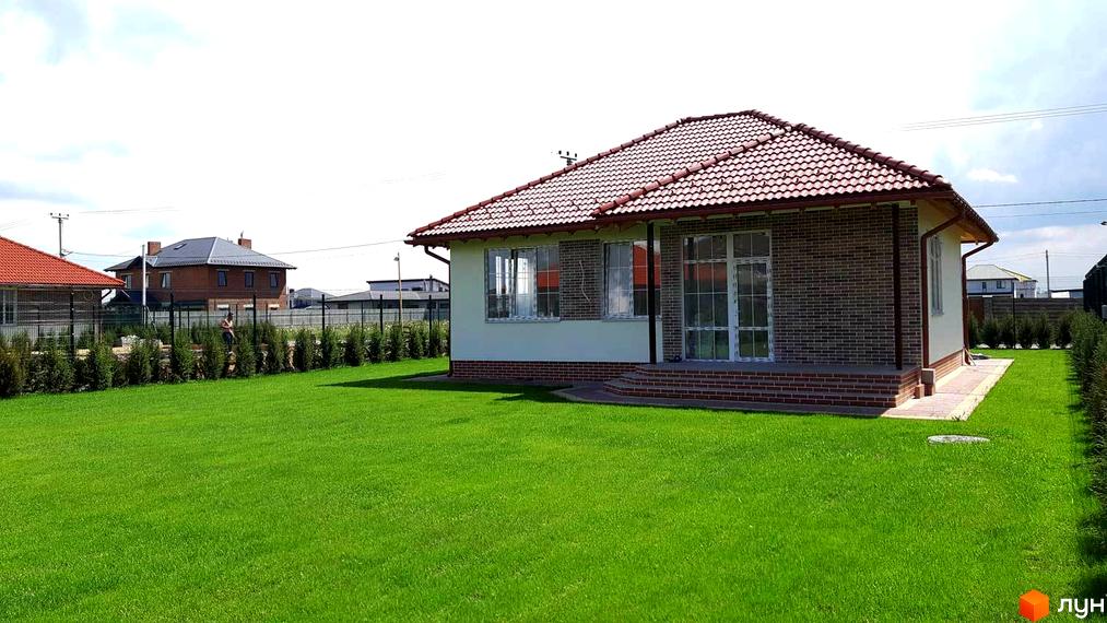 Котеджне містечко КМ Green Kvartal. Одноповерховий будинок з червоною черепичною кришею та цегляним фасадом, доглянутий зелений газон.